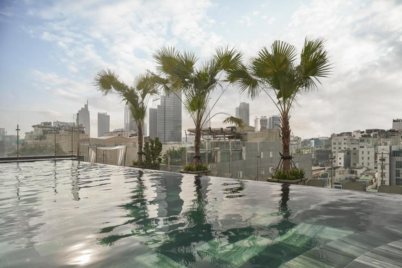 ホテル La Siesta Premium Saigon ホーチミン市 エクステリア 写真 View from the rooftop pool