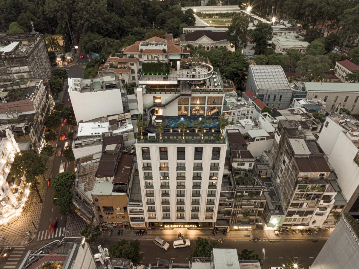 ホテル La Siesta Premium Saigon ホーチミン市 エクステリア 写真 Aerial view of the hotel