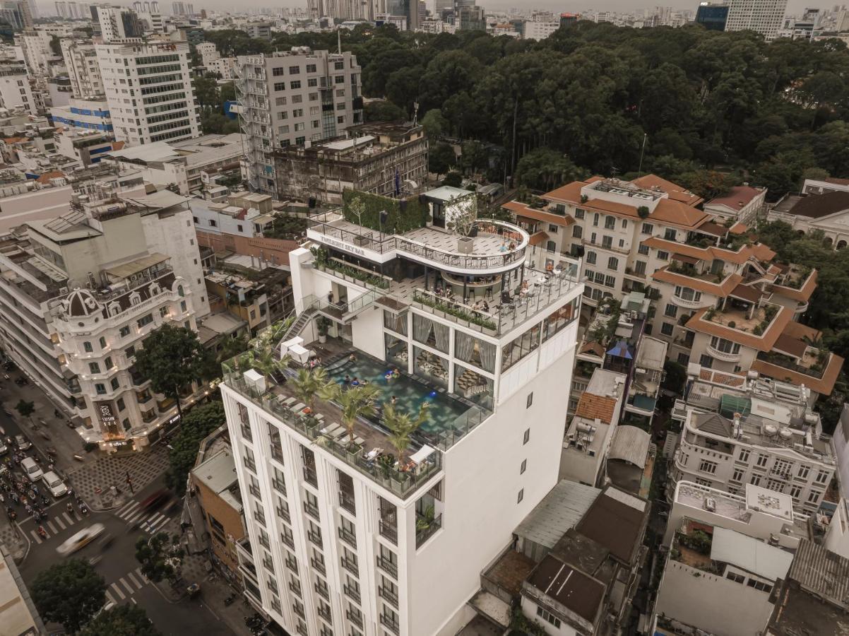 ホテル La Siesta Premium Saigon ホーチミン市 エクステリア 写真 The hotel's rooftop pool