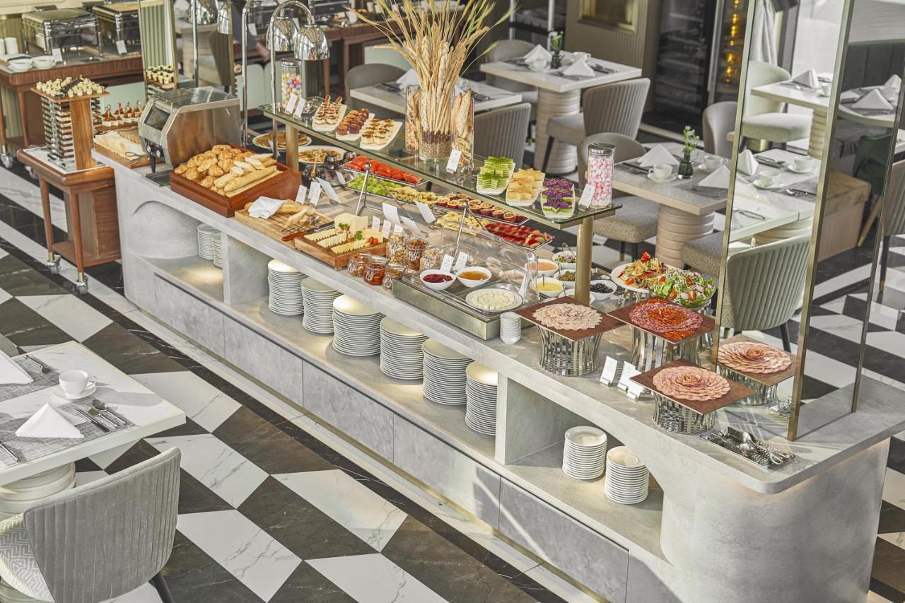 ホテル La Siesta Premium Saigon ホーチミン市 エクステリア 写真 A buffet at a hotel