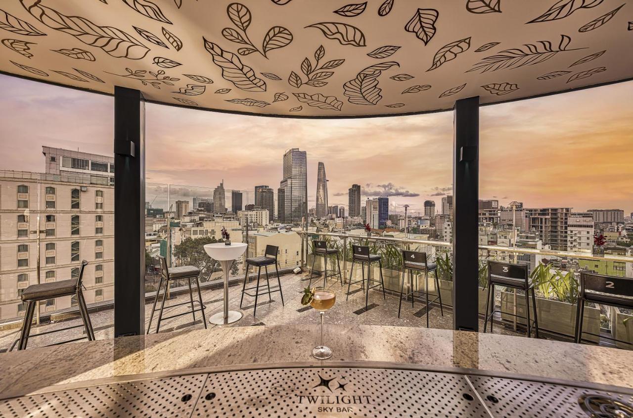 ホテル La Siesta Premium Saigon ホーチミン市 エクステリア 写真 The rooftop bar at the hotel