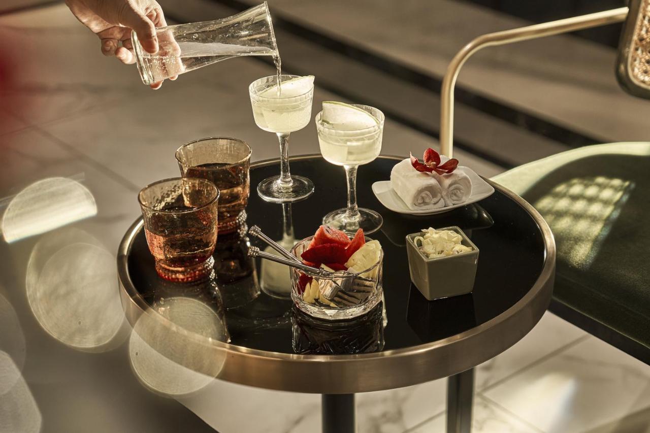 ホテル La Siesta Premium Saigon ホーチミン市 エクステリア 写真 A tray of drinks