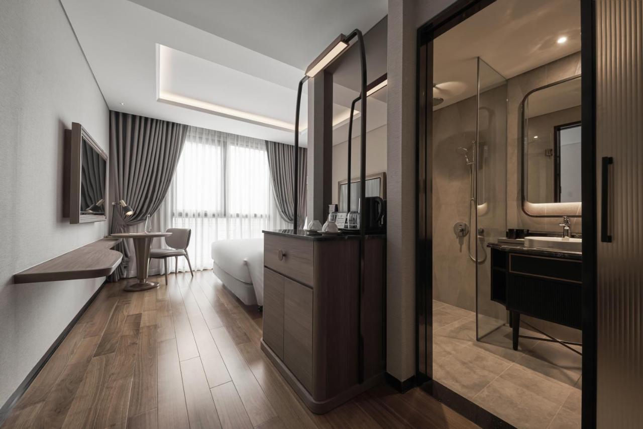 ホテル La Siesta Premium Saigon ホーチミン市 エクステリア 写真 A room at the hotel