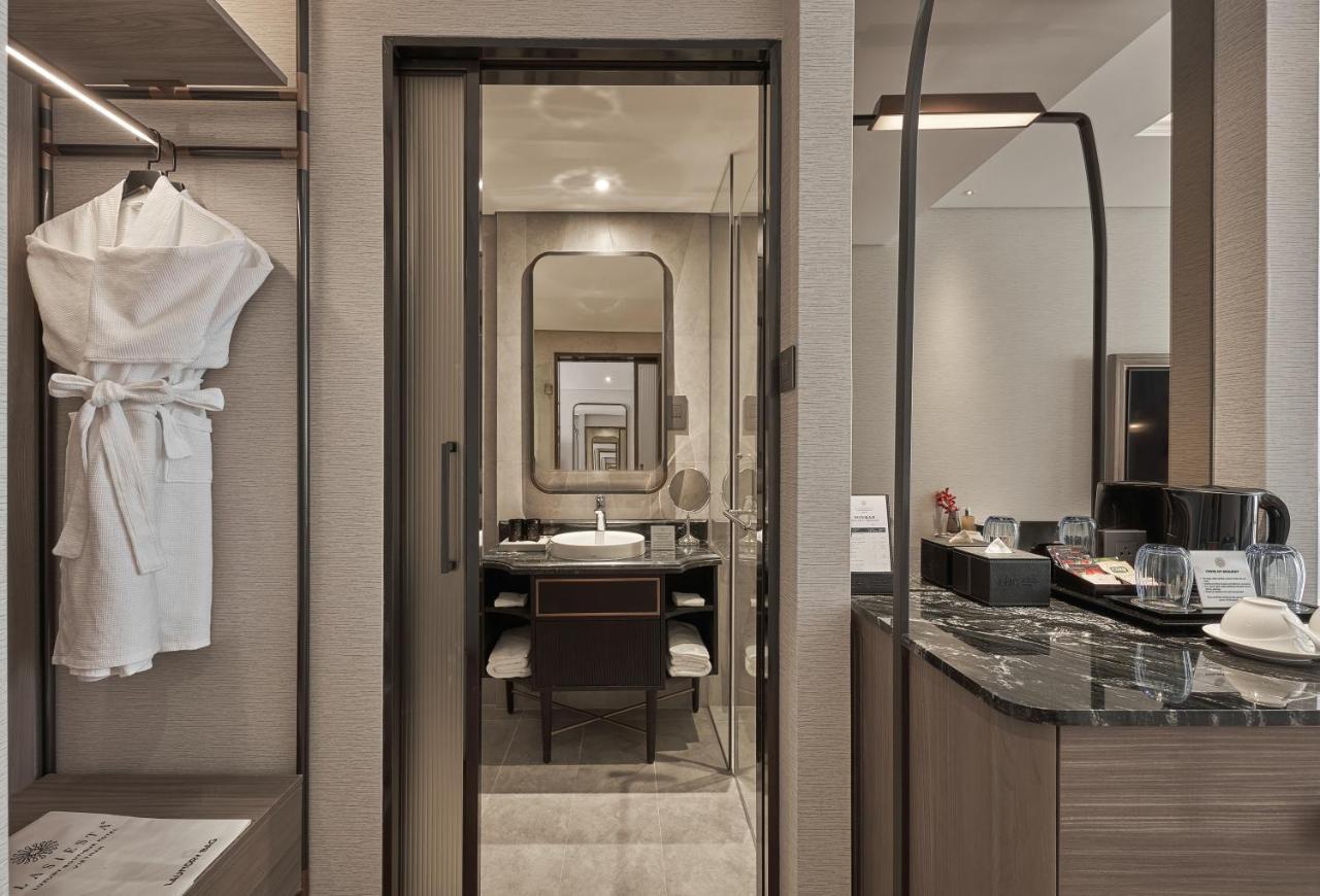ホテル La Siesta Premium Saigon ホーチミン市 エクステリア 写真 Bathroom of a Deluxe Room