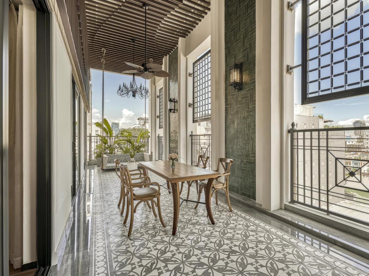 ホテル La Siesta Premium Saigon ホーチミン市 エクステリア 写真 Balcony of a penthouse apartment